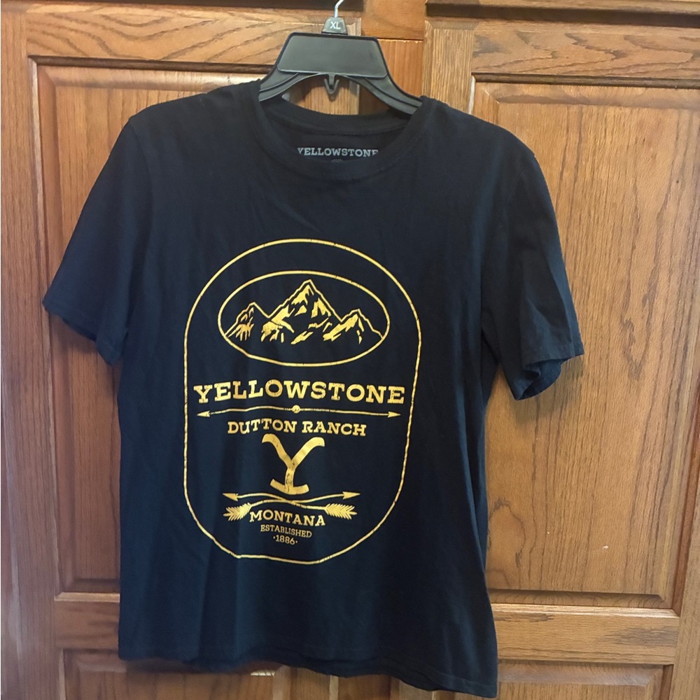 Yellowstone Dutton Ranch Black and Gold Tee size small